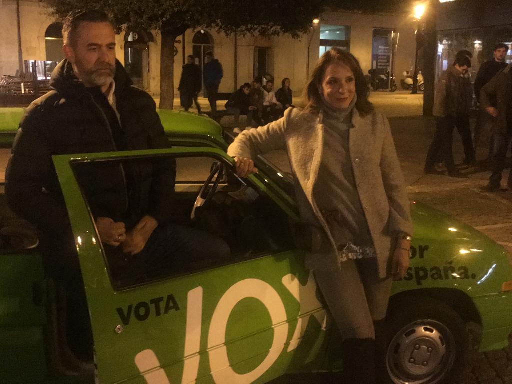 vox-foto-comienzo-campaña-coche-2019-generales
